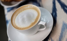 Lade das Bild in den Galerie-Viewer, Bio Light Roast Arabica Crema Beans (ganze Bohne) - "Alle Mann Manöver" - 1000 g