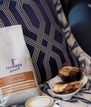 Lade das Bild in den Galerie-Viewer, Bio Light Roast Arabica Crema Beans (ganze Bohne) - "Alle Mann Manöver" - 1000 g
